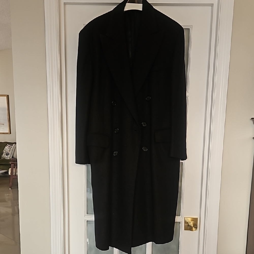 Elegant Black Trench Coat with Structured Shoulders and Full-Length Design